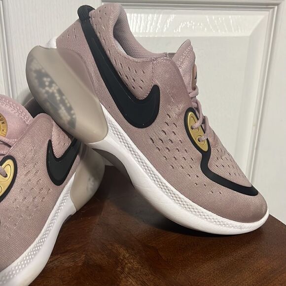 🔥 Nike Joyride Dual Run CD4363-500 Pink Black Gold Womens Running Shoes Sz 8.5 - Picture 2 of 12